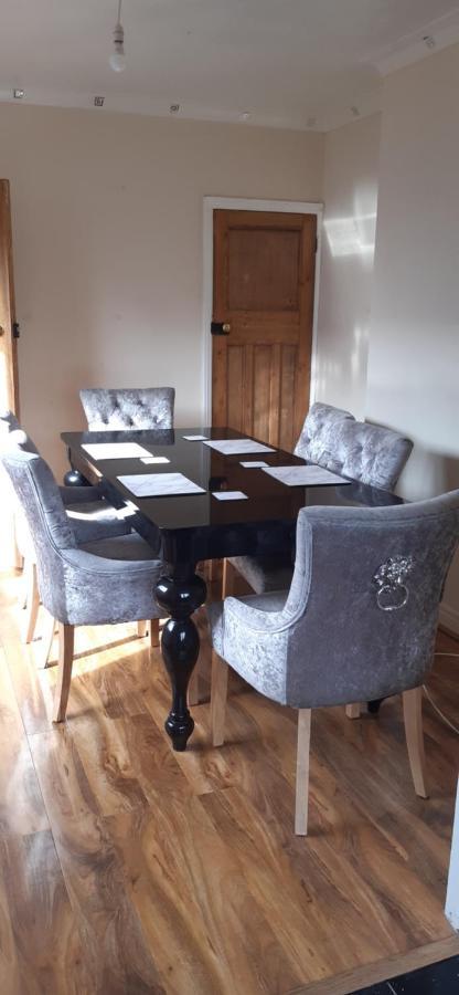 Our Guests Are Royal Apartment Wellingborough Bagian luar foto