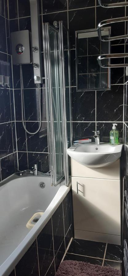 Our Guests Are Royal Apartment Wellingborough Bagian luar foto