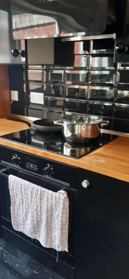 Our Guests Are Royal Apartment Wellingborough Bagian luar foto
